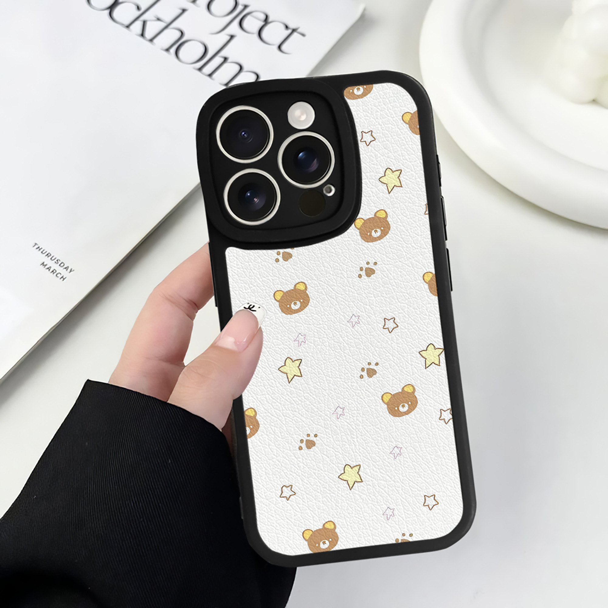 （画像用） リラックマ リラックマ キイロイトリ Rilakkuma Korilakkuma Kiiroitori 【iPhone 16シリーズ対応】シリコンスマホケース（レザー調） 材質：シリコン